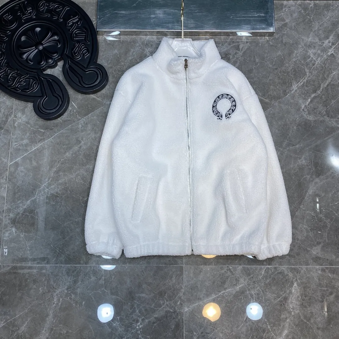 P416 Chrome Hearts 🌨️Winter lamb wool series🌨️ Chrome Hearts limited edition lamb wool jacket (made of alpaca wool) is available at the counter simultaneously❤ Heavy workmanship, high-end quality, the best fur integrated version on the market! ! Customized counter original alpaca fabric! ! The lining is made of high-grade silk fabric! ! Tajima machine embroidery, perfect craftsmanship details! ! Warm and casual✨✨The version is slim and not bulky. Recommended color: white. Code numbers: S, M, L, XL